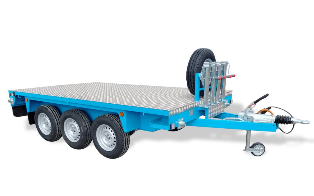 Remolque porta maquinaria triple eje